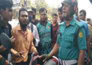 লাইসেন্স না পেয়ে পুলিশের মোটরসাইকেল সার্জেন্টের কাছে দিল শিক্ষার্থীরা