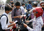 সড়কে শিক্ষার্থীরা: দেখছেন লাইসেন্স ও কাগজপত্র