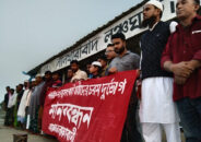 লঞ্চ যাত্রীদের দুর্ভোগ লাঘবে লালখারাবাদ নদীর নাব্যতা বাড়ানোর দাবিতে মানববন্ধন