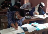এসএসসি পরীক্ষা কবজি দিয়ে লিখে পরীক্ষা দিচ্ছে মোবারক