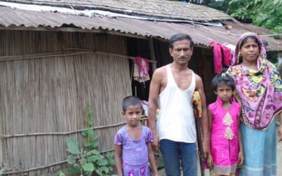 একসময়ের জনপ্রতিনিধি থাকেন কুঁড়েঘরে