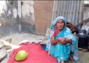 স্বামীর ঘরে জায়গা না পেয়ে এভাবেই খোলা আকাশের নিচে অবস্থান করছেন বৃদ্ধা শমেলা খাতুন