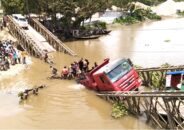 ভোলায় বেইলি ব্রিজ ভেঙে কয়লাবোঝাই ট্রাক খালে