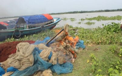 পিরোজপুরে অবৈধ জাল পুড়িয়ে ধ্বংস