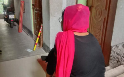 সেই তরুণীকে তালা ভেঙে প্রেমিকের ঘরে ঢুকিয়ে দিলো এলাকাবাসী