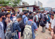 বরিশালে মাওয়াগামী কর্মস্থলমুখী যাত্রীদের দীর্ঘ লাইন