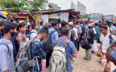 বরিশালে মাওয়াগামী কর্মস্থলমুখী যাত্রীদের দীর্ঘ লাইন