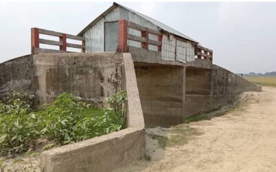 সেতুর ওপর তিন বছর ধরে বসতঘর নির্মাণ করে বসবাস!