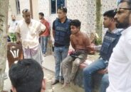 অস্ত্রসহ যুবককে আটক করে পুলিশে দিল গ্রামবাসী