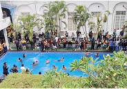 লঙ্কান প্রেসিডেন্টের পুলে সাঁতার কাটছেন বিক্ষোভকারীরা