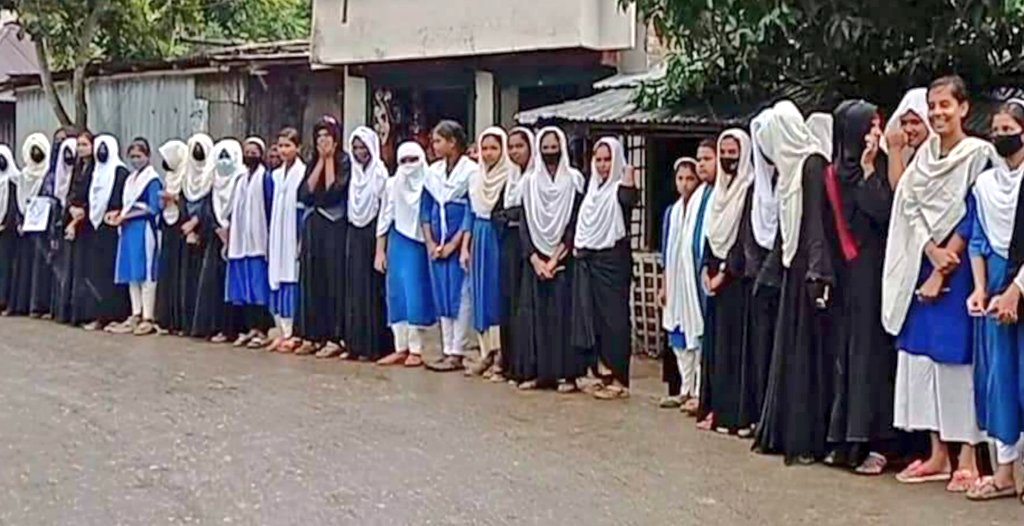 প্রধান শিক্ষকের বিচারের দাবিতে মানববন্ধন কর্মসূচি পালন করছে শিক্ষার্থীরা ~ আপডেট নিউজ