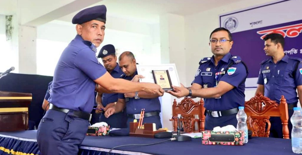 পুরস্কার গ্রহণ করছেন ওসি আব্দুল খালেক ~ আপডেট নিউজ