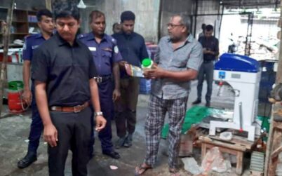 চুয়াডাঙ্গায় ভ্রাম্যমাণ অভিযানে দুই প্রতিষ্ঠানকে ৩২ হাজার টাকা জরিমানা