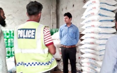 অতিরিক্ত দামে চিনি বিক্রয়, সরোজগঞ্জ বাজারের আশাদুল স্টোরকে জরিমানা