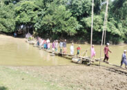 সেতুর অপেক্ষায় ৫০ বছর, ঝুঁকি নিয়ে বাঁশের সাঁকোয় পারাপার ১৫ গ্রামের মানুষ