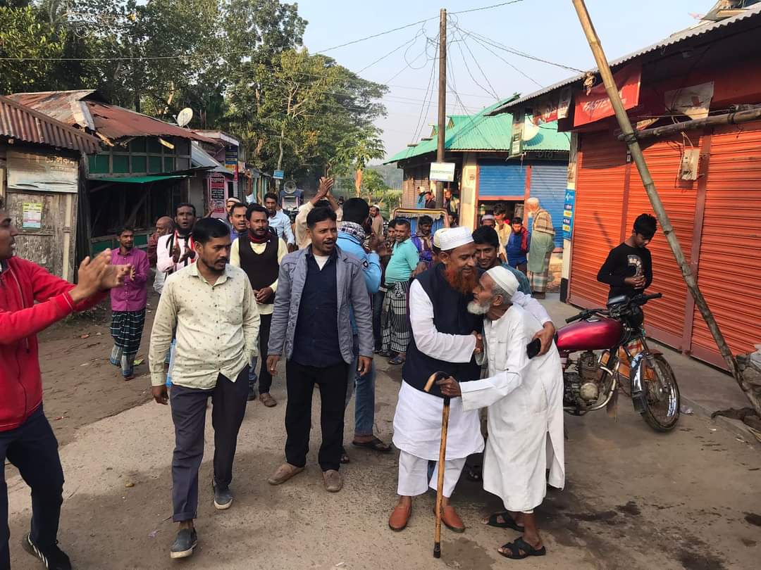 ইউপি নির্বাচনকে সামনে রেখে নীল কমলে মানুষের সাথে  লিখন চেয়ারম্যানের কুশল বিনিময়