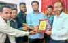 চুয়াডাঙ্গা পরিবারের পক্ষ থেকে ইউপি সচিব ফয়জুর রহমানকে ক্রেস্ট প্রদান