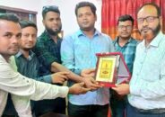 চুয়াডাঙ্গা পরিবারের পক্ষ থেকে ইউপি সচিব ফয়জুর রহমানকে ক্রেস্ট প্রদান