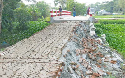 বাউফলে ধসে গেলো সেতুর সংযোগ সড়ক