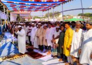 বরিশালে সমাবেশস্থলে বিএনপি নেতাকর্মীদের জুমার নামাজ
