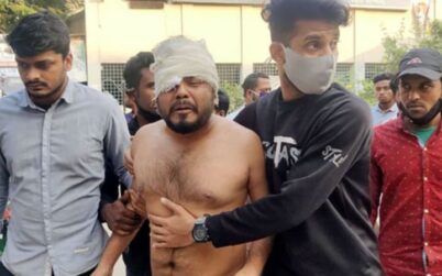 বাড়ি থেকে বের করে ছাত্রলীগ নেতাকে পিটুনি