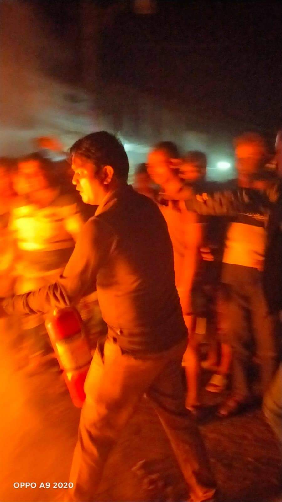 ফায়ার ম্যানের ভূমিকা রেখে প্রশংসিত চরফ্যাসন থানার ওসি মোরাদ