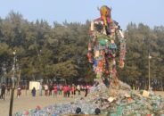 সমুদ্র সৈকতে প্লাস্টিক বর্জ্যে তৈরি ‌‘দানব’