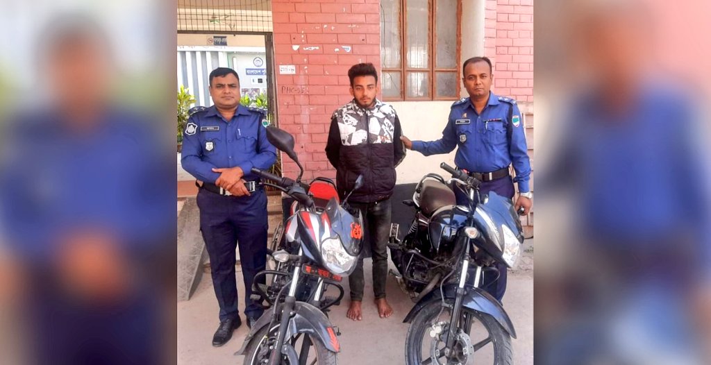উদ্ধারকৃত চোরাই মোটরসাইকেলসহ পুলিশের মাঝে গ্রেফতারকৃত চোর পিয়াস হোসেন » আপডেট নিউজ