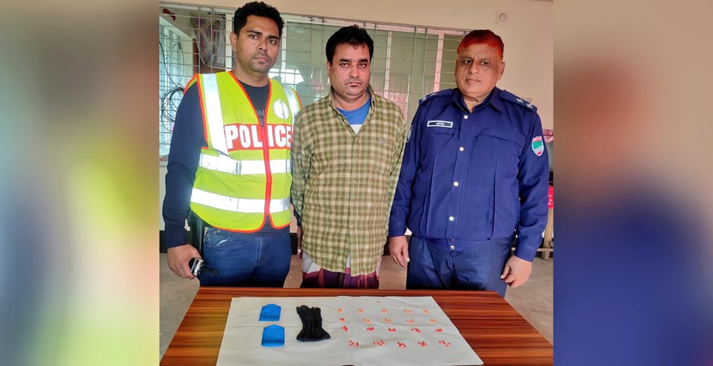 পুলিশের মাঝে ইয়াবা ট্যাবলেটসহ আটককৃত আসামি সাইফুল ইসলাম