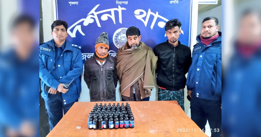 পুলিশের মাঝে ফেন্সিডিলসহ আটককৃত ৩ মাদক কারবারি