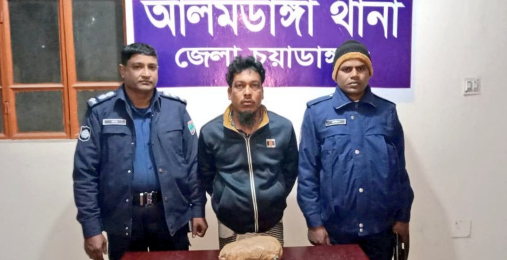 পুলিশের মাঝে গাঁজাসহ গ্রেফতারকৃত আসামি আবুল কালাম