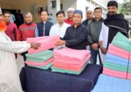 ট্রাফিক পুলিশের উদ্যোগে চুয়াডাঙ্গায় শীতবস্ত্র বিতরণ