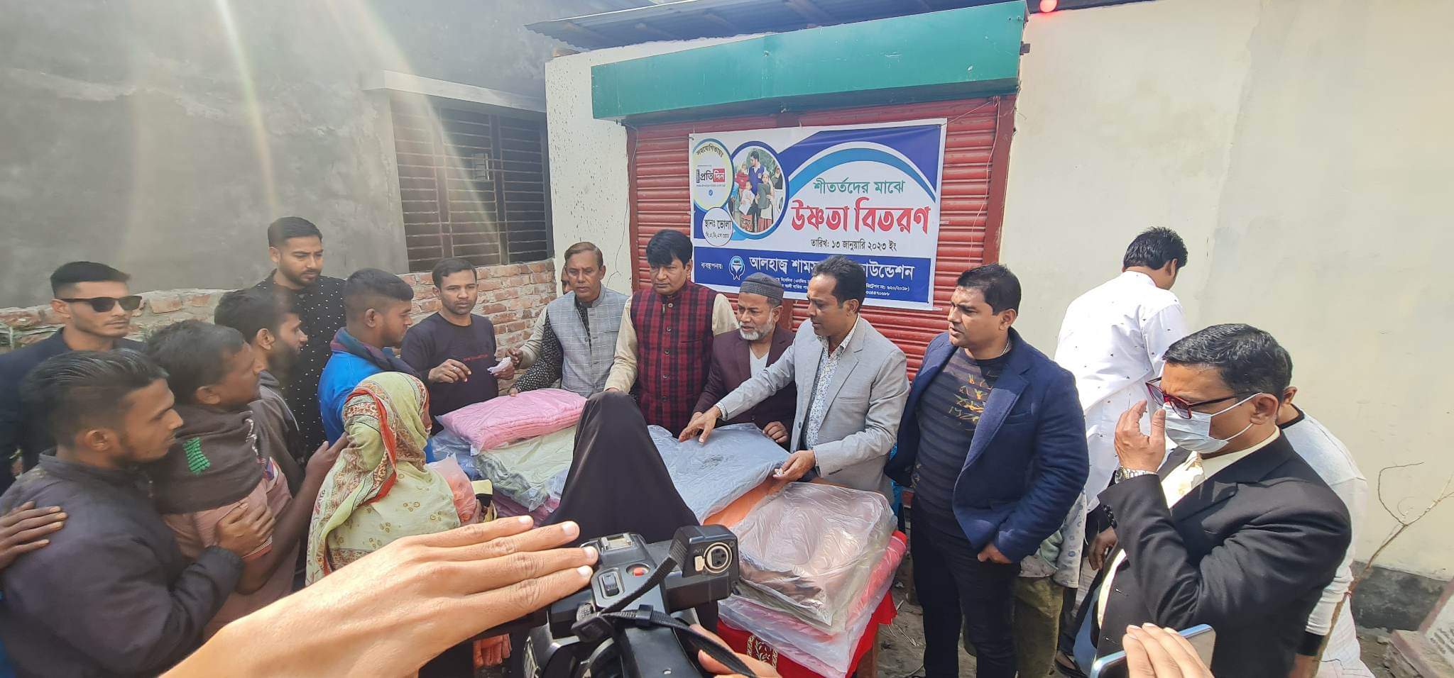 ভোলায় শীতার্তদেরকে কম্বল দিলেন প্রেসক্লাব সম্পাদক শামস্ মিঠু