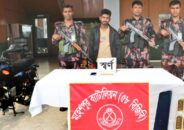 মহেশপুর সীমান্তে স্বর্ণের ১০টি বারসহ পাচারকারী আটক