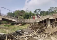 ফরিদপুরের তিন কোটি ৭৭ লাখ টাকার ব্রিজ ভেঙে পড়ল