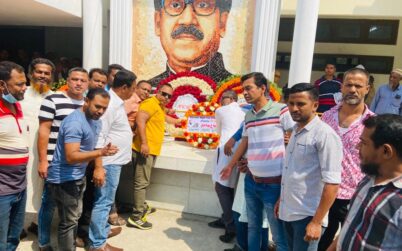 ভোলায় যুবলীগের নেতৃত্বে বঙ্গবন্ধুর প্রতিকৃতিতে পুষ্পার্ঘ্য অর্পণ