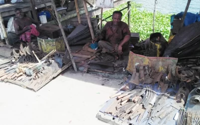 কোরবানি ঘিরে আমতলী-তালতলীর কামারপল্লীতে ব্যস্ততা