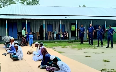 পুলিশি নিরাপত্তায় চিলমারী‌তে ঈদুল আজহার নামাজ আদায়