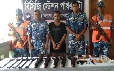 পাথরঘাটায় বিদেশী আগ্নেয়াস্ত্র ও গোলাবারুদসহ যুবক আটক