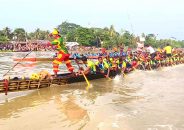 উজিরপুরে নৌকা বাইচ দেখতে হাজারো মানুষের ঢল