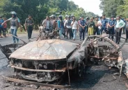 হরতালে পুলিশ সার্জেন্টের গাড়িতে আগুন