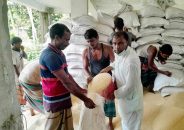 চরফ্যাসনে জেলেদের মাঝে চাল বিতরণ