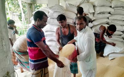 চরফ্যাসনে জেলেদের মাঝে চাল বিতরণ