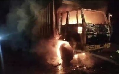 বরিশালে বিস্কুটবোঝাই কাভার্ডভ্যানে অগ্নিসংযোগ