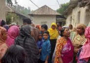 প্রেমিকের সঙ্গে ছবি স্বামীকে পাঠানোয় প্রাণ দিলেন গৃহবধূ