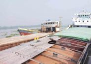 পিরোজপুরে প্রায় দেড় হাজার টন মুশুরি ডাল নিয়ে অর্ধনিমজ্জিত জাহাজ