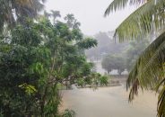 বরিশালে গুঁড়ি গুঁড়ি বৃষ্টিতে জনজীবনে দুর্ভোগ