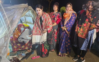 বাগেরহাটে শীতার্ত মানুষের পাশে দাড়ালেন এসপি পত্নী