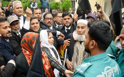 বরিশালে পুলিশি বাধায় পন্ড বিএনপিপন্থী আইনজীবীদের মিছিল