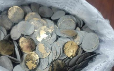 বরিশালে কথিত গোল্ড কয়েনসহ দুই প্রতারক আটক